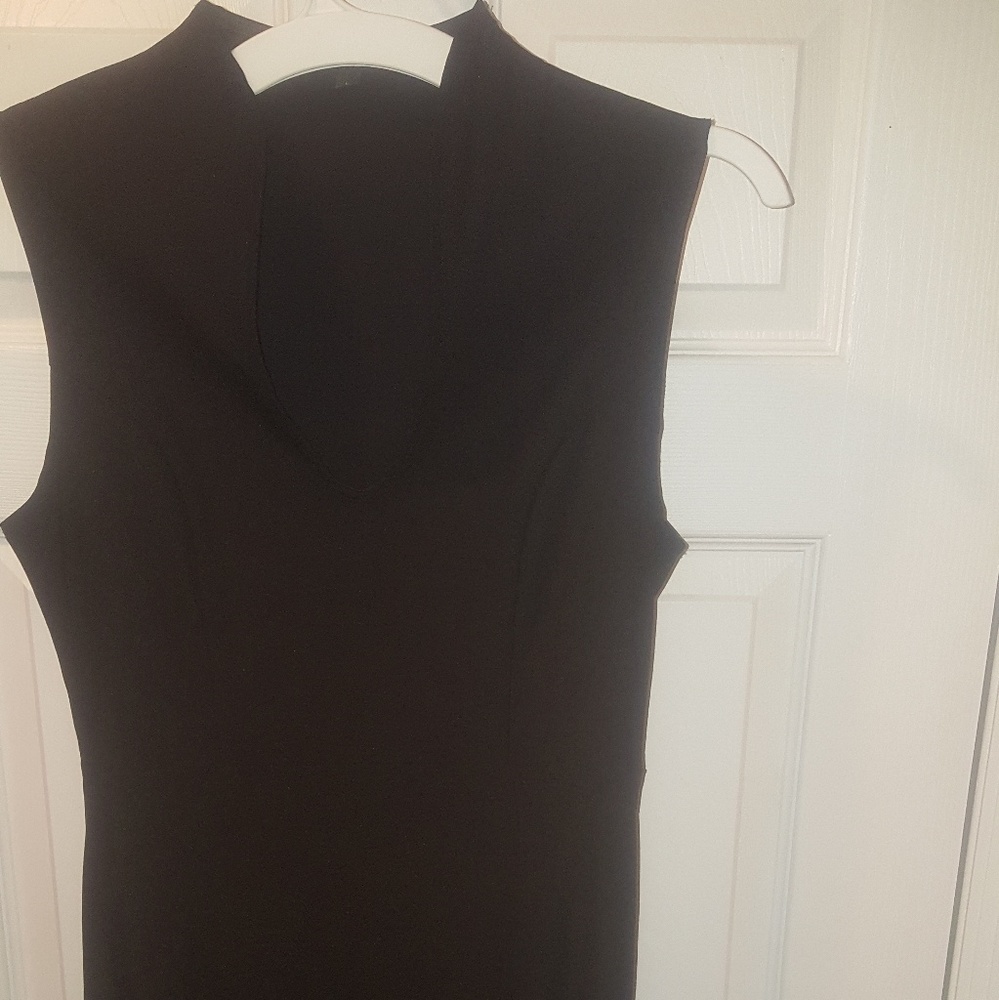 Black sleeveless u-neck knee length dress